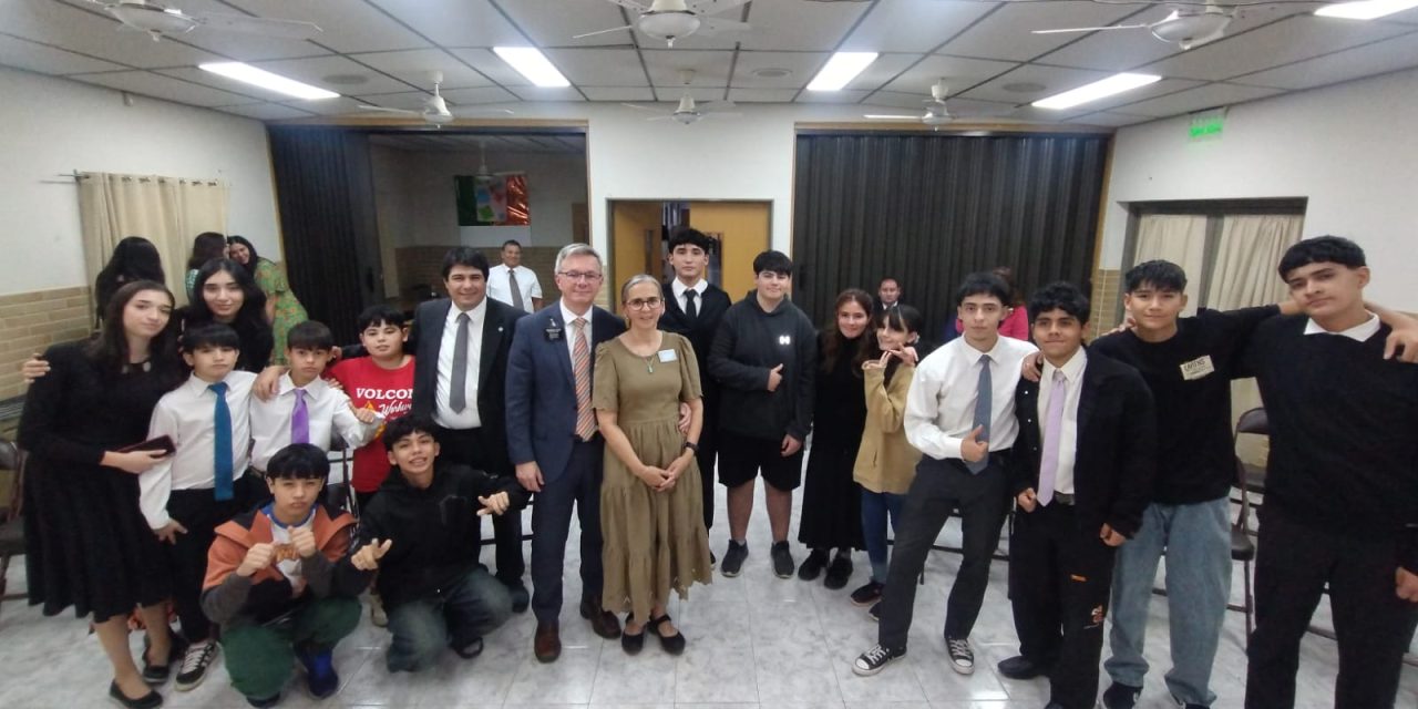 Los Ullua en Plaza Huincul, devocional de Pte de Misión y su esposa