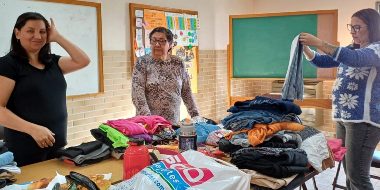 La sociedad de socorro selecciona ropa y calzados para donar