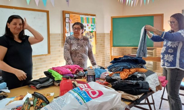 La sociedad de socorro selecciona ropa y calzados para donar